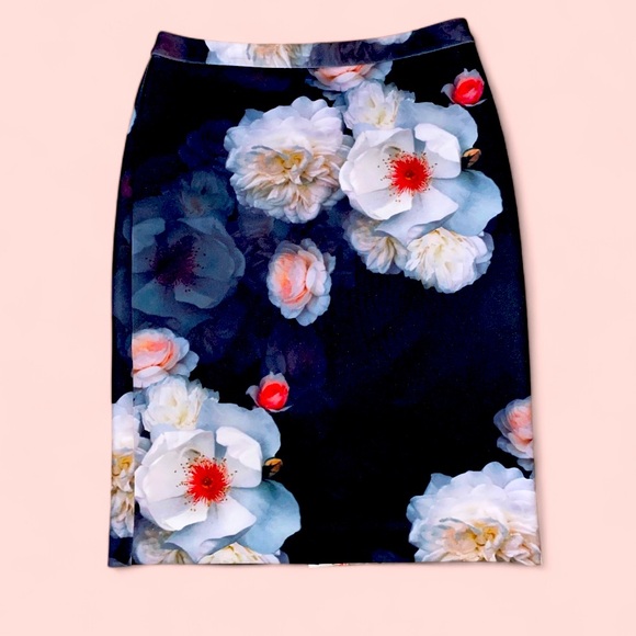 Ted Baker London
Lieyaa Chelsea Print Pencil Skirt size 3 USA (M) - Picture 2 of 7